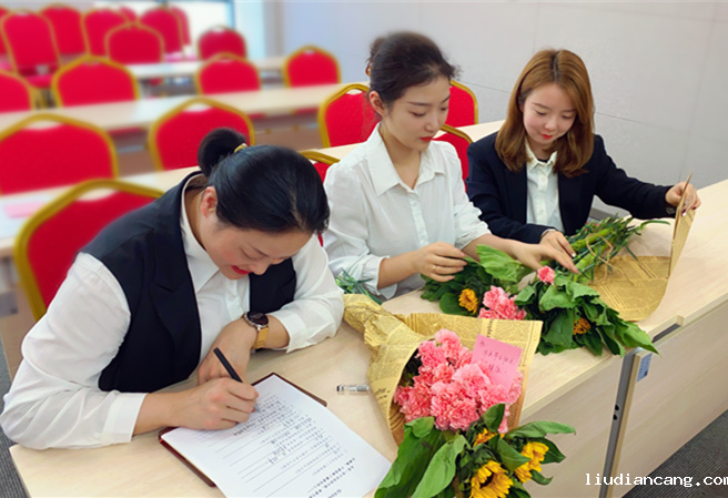 华语电竞行业引领者：“母亲节”让爱“不打烊”图3.png