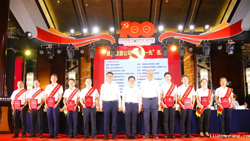 黄岗、刘新成、李强颁奖-配图.jpg
