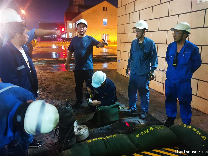 选煤公司袁大滩选煤厂以雨为“令”，闻“汛”而动，为安全生产撑起“保护伞”-2.png