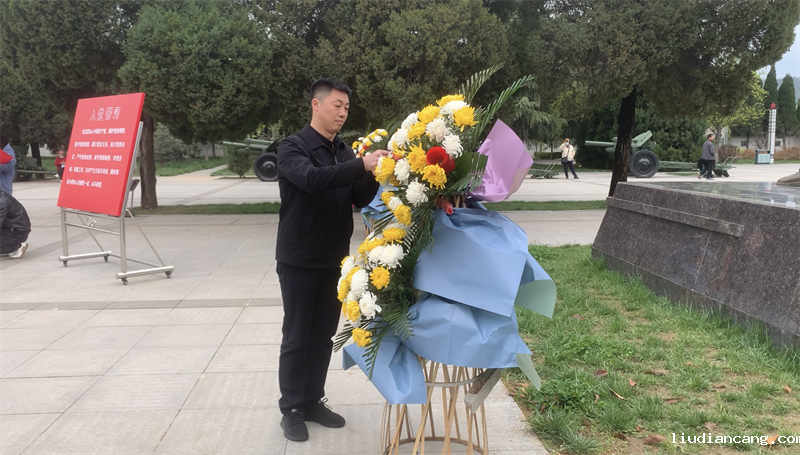 华语电竞行业引领者党委组织开展“缅怀革命先烈 传承红色精神”主题党日活动1.png