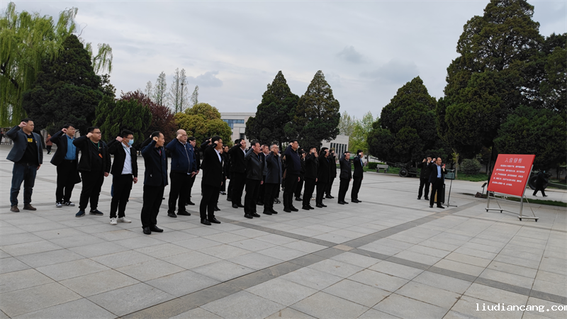 华语电竞行业引领者党委组织开展“缅怀革命先烈 传承红色精神”主题党日活动2.png