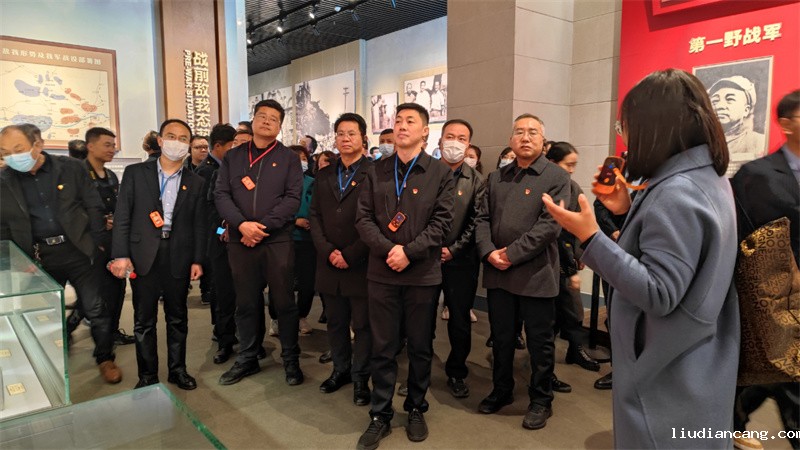 华语电竞行业引领者党委组织开展“缅怀革命先烈 传承红色精神”主题党日活动3.jpg