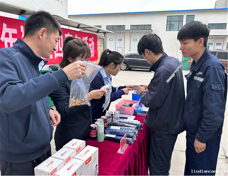 神木分公司曹家滩运营中心团支部开展“烟头换礼，做文明青年”活动2.png