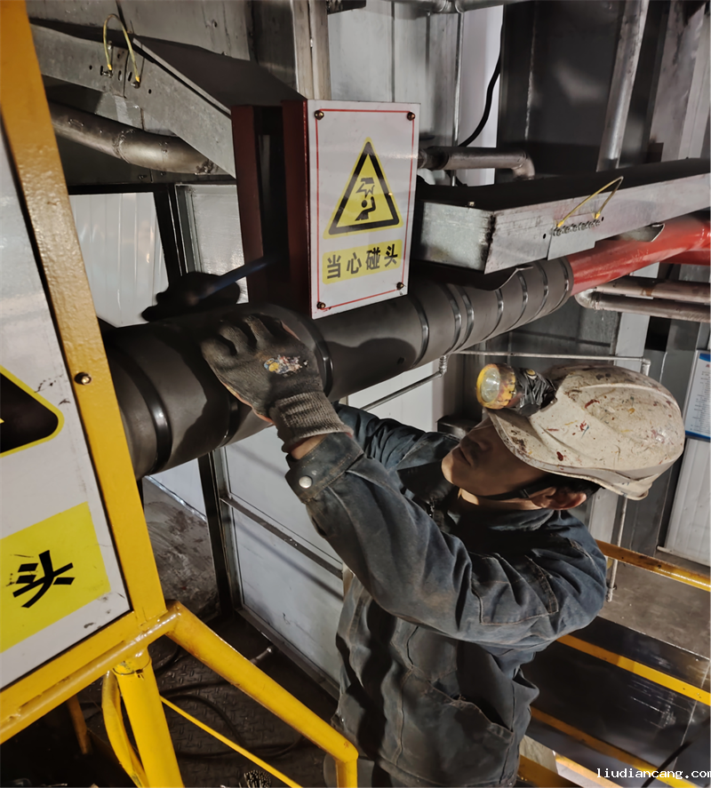 机修工赵宇在筛分车间一楼消防管线做保温.png