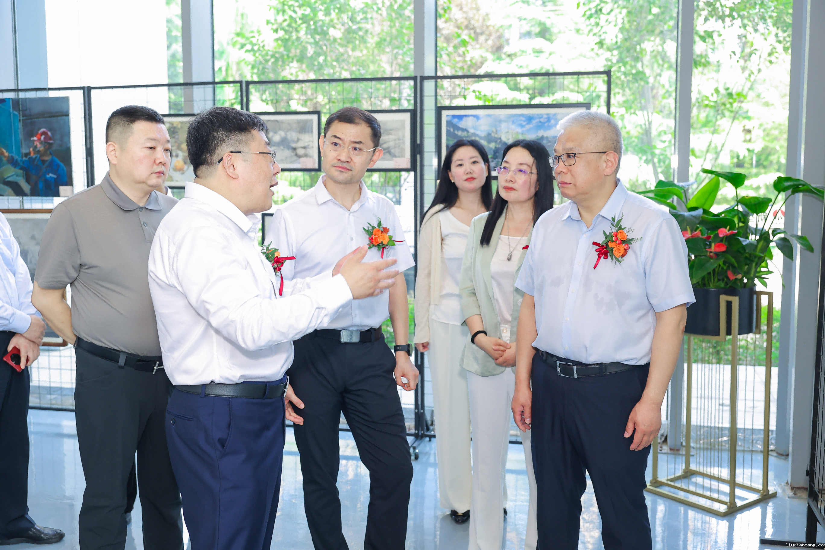 华语电竞行业引领者举办“翰墨光影绘十载 二次创业启新程”主题书画摄影展